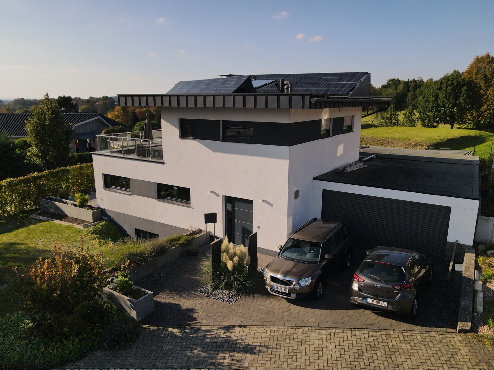 Frontansicht mit Eingang und Garage