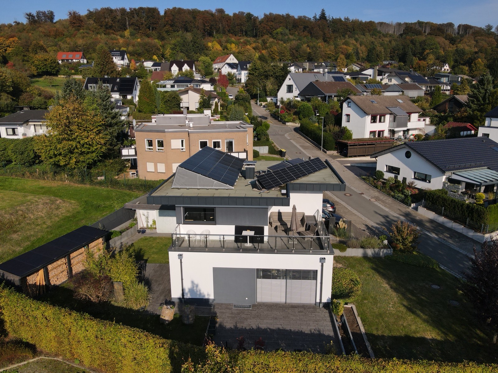 Haus vor dem bewaldeten Hang