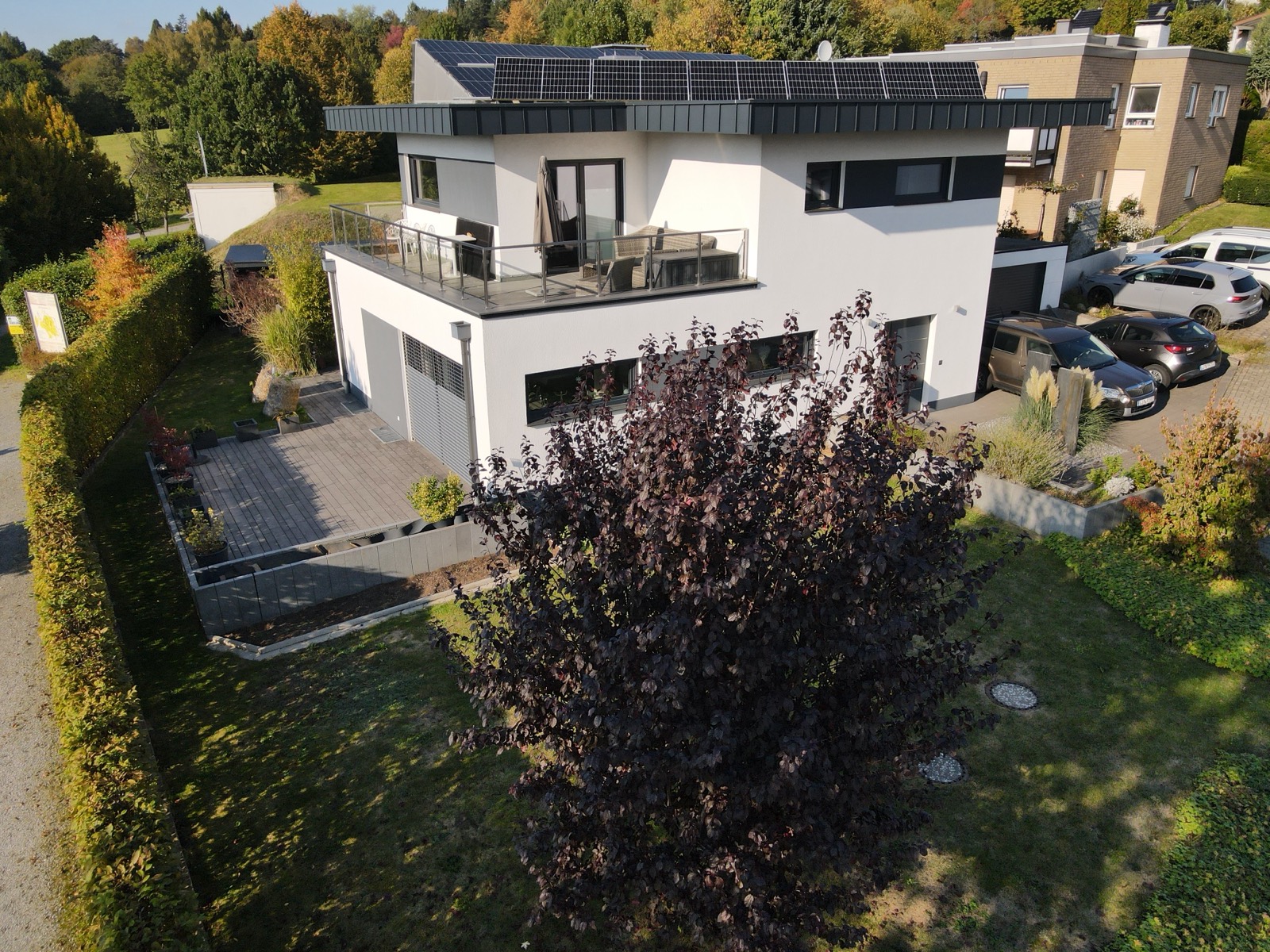 Garten mit Terrassen und Dachterrasse aus der Luft
